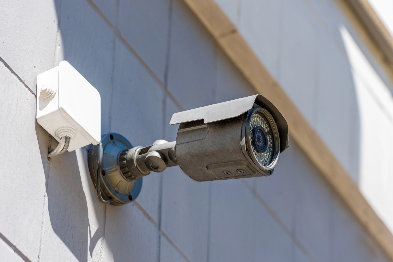 Cámara CCTV de seguridad en pared exterior – límites legales de videovigilancia en España