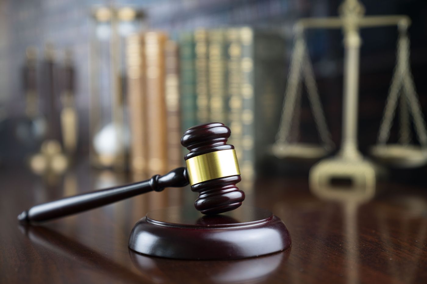Mazo de juez, códigos legales y balanza: la prescripción de los delitos en el derecho comparado