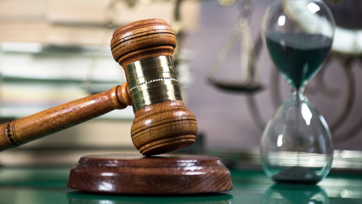 Mazo judicial y reloj de arena: la prescripción de los delitos en el Derecho penal español