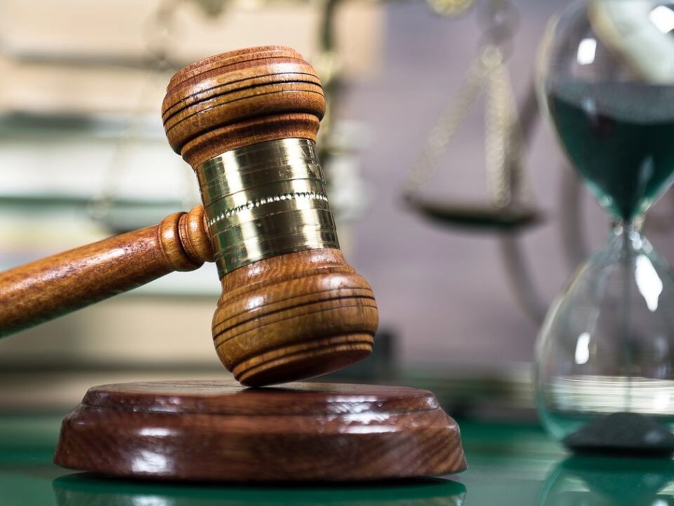 Mazo judicial y reloj de arena: la prescripción de los delitos en el Derecho penal español