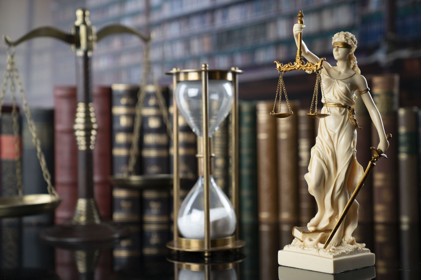 Reloj de arena, balanza y estatua de la justicia: el paso del tiempo y la prescripción penal